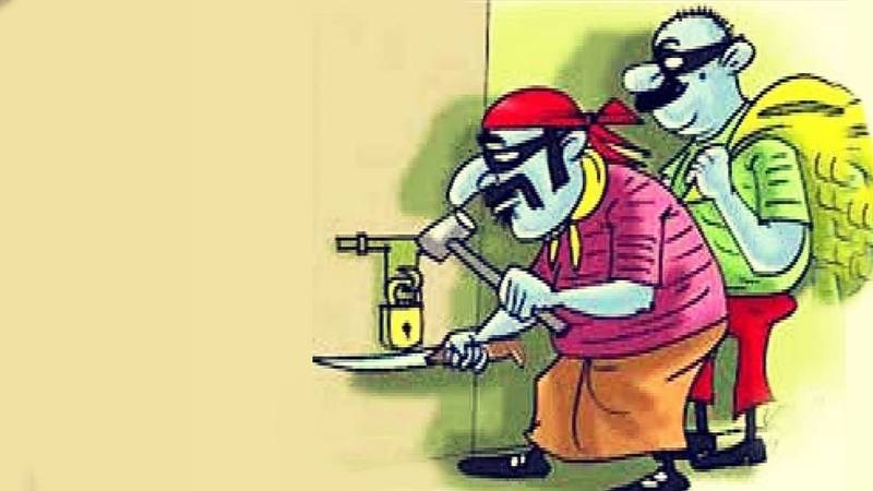 छुट्टी पर गया परिवार, चोर ले उड़े नकदी और जेवरात