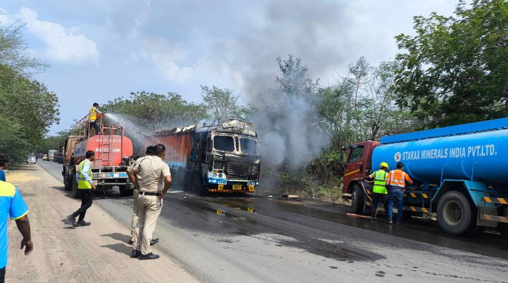 ट्रक के केबिन में लगी आग, ड्राइवर ने कूदकर बचाई अपनी जान