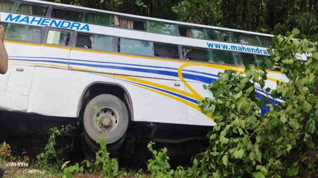 बस्तर में बड़ा सड़क हादसा, NH-30 पर 90 यात्रियों से भरी बस पलटी