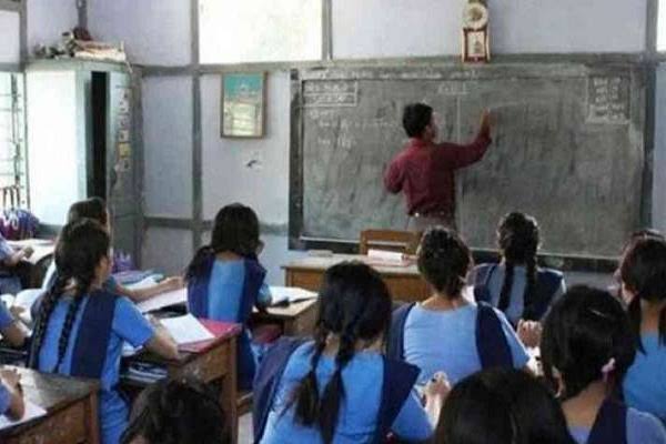 युक्तियुक्तकरण को लेकर फैली अफवाह को शांत करने सरकार ने निकाली 5 हजार शिक्षकों की भर्ती, जानिए कब होगी
