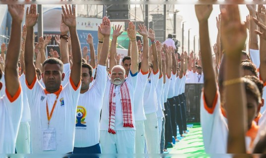 अंतरराष्ट्रीय योग दिवस: पीएम मोदी बोले – वैश्विक संकटों के बीच ‘पॉज बटन’ है योग, सभी नागरिकों से अपनाने की अपील