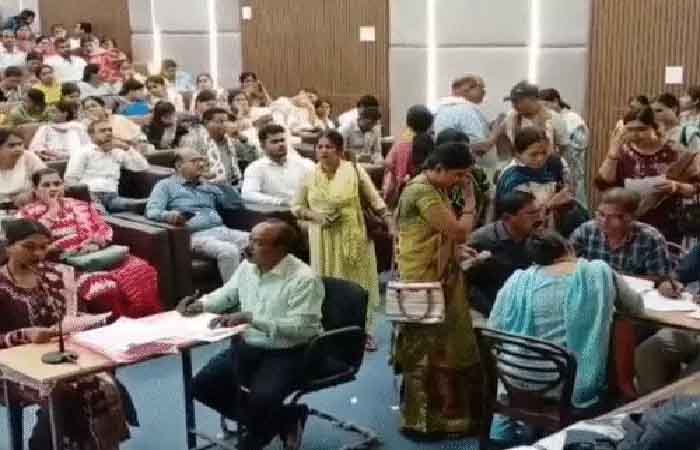 युक्तियुक्तकरण प्रक्रिया में गड़बड़ी का मामला, शिक्षकों ने अफसरों पर लगाया पक्षपात का आरोप, कहा- शहर के पद चहेतों के लिए छिपाया युक्तियुक्तकरण प्रक्रिया में गड़बड़ी का मामला