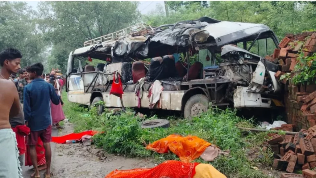 देवघर में भीषण सड़क हादसा: कांवड़ियों से भरी बस की ट्रक से टक्कर, 9 की मौत, 20 से ज्यादा घायल