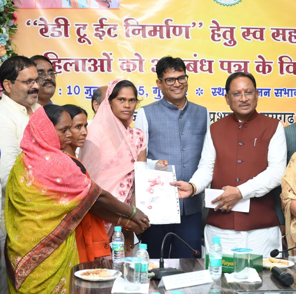 मुख्यमंत्री विष्णुदेव साय ने रेडी टू ईट निर्माण एवं वितरण हेतु रायगढ़ जिले में 10 महिला स्व-सहायता समूहों को सौंपे अनुबंध पत्र