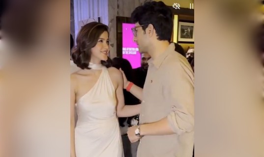 कपूर खानदान की लाडली शनाया का डेब्यू, स्क्रीनिंग में इमोशनल पल साझा करते दिखे इब्राहिम और राशा