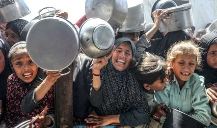गाजा में इजरायली कार्रवाई तेज, राशन लाइन में गोलीबारी से 82 लोगों की मौत
