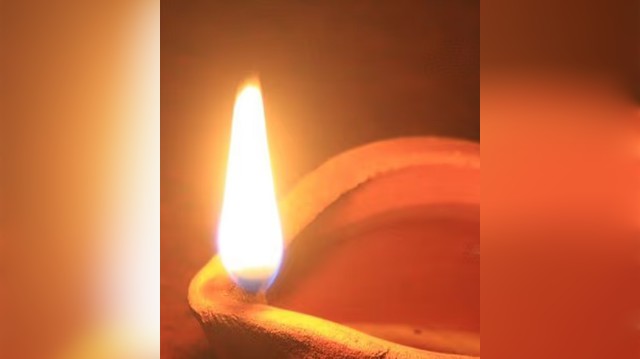 घर में दीपक जलाने की सही दिशा.. इंसान की हर परेशानी होंगी दूर