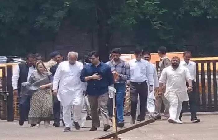 चैतन्य बघेल से मिलने ED दफ्तर पहुंचे भूपेश बघेल, केंद्र सरकार पर लगाया बदले की राजनीति का आरोप चैतन्य बघेल से मिलने ED दफ्तर पहुंचे भूपेश बघेल
