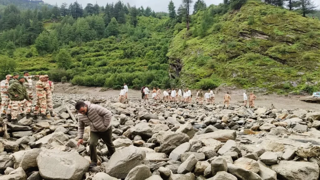 धराली में बादल फटने से तबाही: भारतीय सेना का राहत अभियान, कर्नल हर्षवर्धन के नेतृत्व में 150 जवान मोर्चे पर तैनात