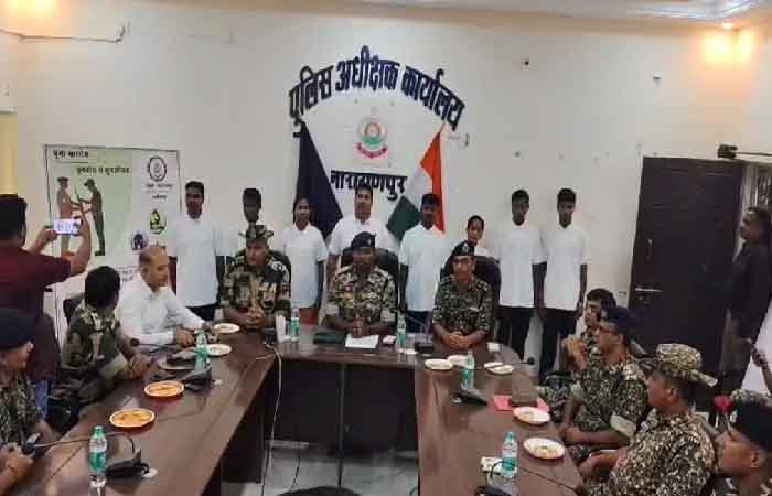 नक्सलवाद को बड़ा झटका, 30 लाख के इनामी 8 नक्सलियों ने किया आत्मसमर्पण नक्सलवाद को बड़ा झटका, 30 लाख के इनामी 8 नक्सलियों ने किया आत्मसमर्पण