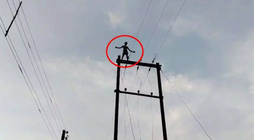 CG NEWS: नशे में धुत युवक युवक चढ़ा बिजली के खंभे पर, हाई टेंशन तारों के बीच किया हाई-वोल्टेज ड्रामा