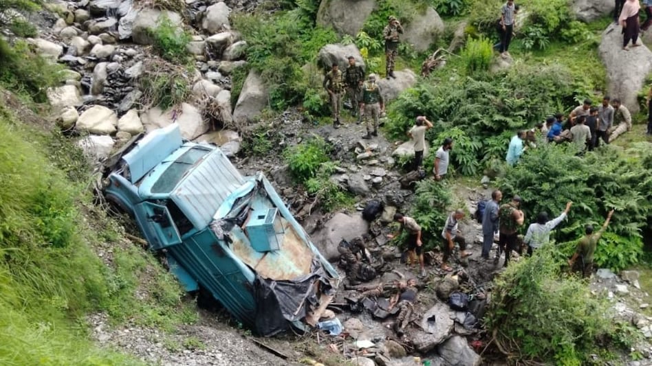 उधमपुर: सीआरपीएफ का बंकर वाहन दुर्घटनाग्रस्त, 2 जवानों की मौत, 12 घायल