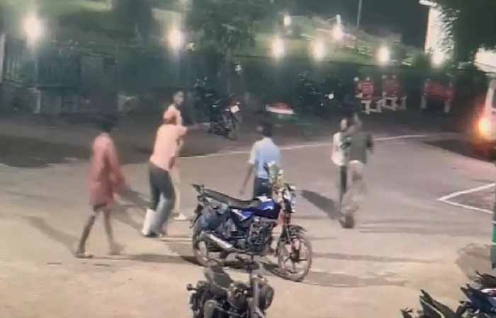 जिला अस्पताल में युवकों ने किया हंगामा, पुलिसकर्मी-गार्ड से की मारपीट, CCTV फुटेज वायरल जिला अस्पताल में युवकों ने किया हंगामा, पुलिसकर्मी-गार्ड से की मारपीट