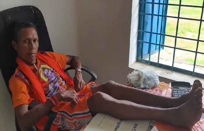 टीशर्ट-चड्डा पहनकर नशे में धुत प्रधान पाठक पहुंचा स्कूल, बोला- डॉक्टर की सलाह पर एक पाव शराब पीकर आता हूं टीशर्ट-चड्डा पहनकर नशे में धुत प्रधान पाठक पहुंचा स्कूल, बोला- डॉक्टर की सलाह पर एक पाव शराब पीकर आता हूं