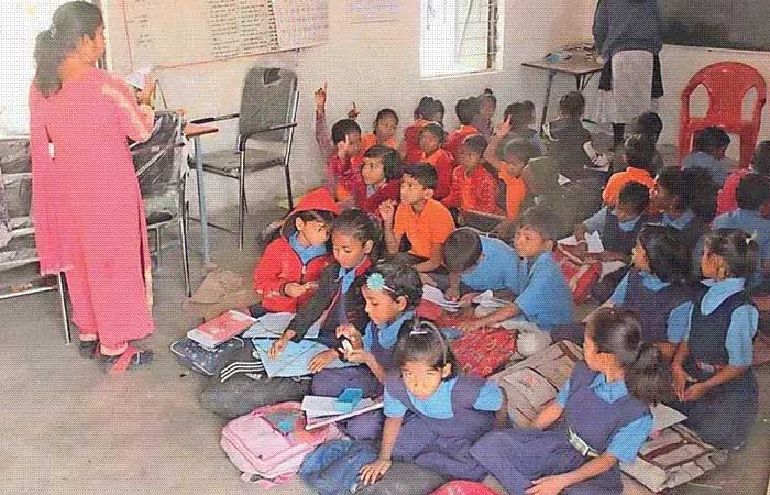 युक्तियुक्तकरण में मनमाने तरीके से पोस्टिंग देने का आरोप, 180 टीचर्स संभागीय कमेटी के पास पहुंचे युक्तियुक्तकरण में मनमाने तरीके से पोस्टिंग देने का आरोप