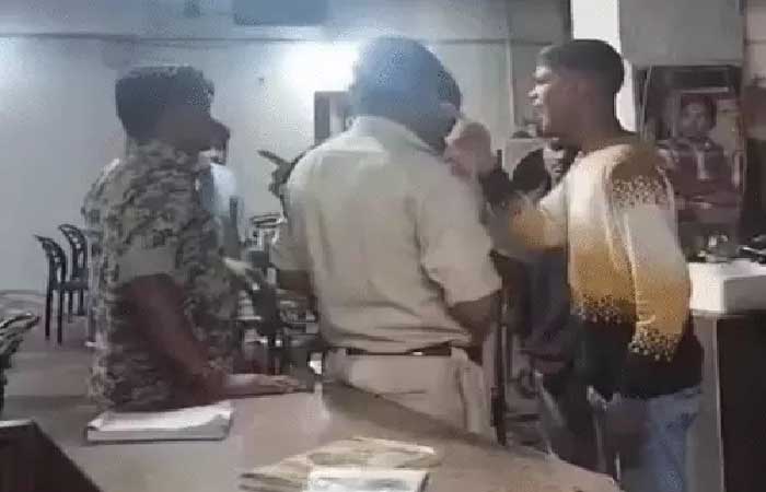 युवक ने पुलिसकर्मी को दी धमकी, कहा- दो दिनों में तुझे घर से उठा लूंगा… वीडियो वायरल युवक ने पुलिसकर्मी को दी धमकी, कहा- दो दिनों में तुझे घर से उठा लूंगा