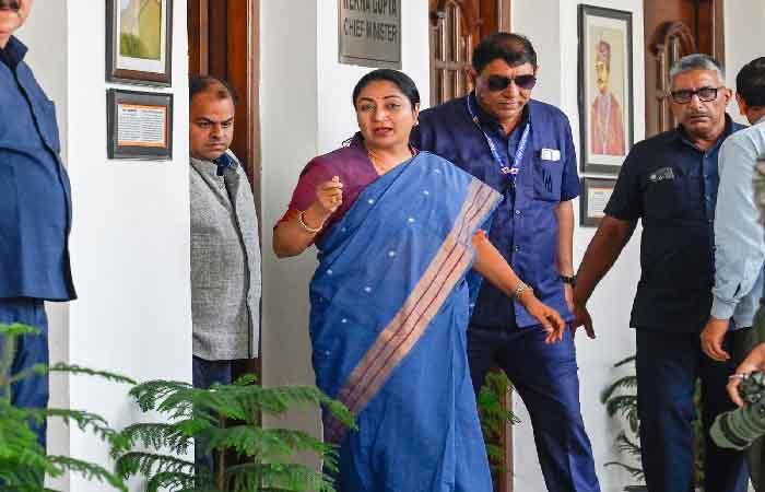 हमले के बाद दिल्ली CM को मिली Z सिक्योरिटी, 24 घंटे पहरा देंगे 20 से ज्यादा हथियारबंद CRPF कमांडो हमले के बाद दिल्ली CM को मिली Z सिक्योरिटी