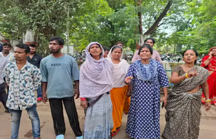 जिला अस्पताल में इंजेक्शन लगाने के बाद युवक की मौत, परिजनों ने किया हंगामा, लगाया गलत इलाज का आरोप जिला अस्पताल में इंजेक्शन लगाने के बाद युवक की मौत, परिजनों ने किया हंगामा