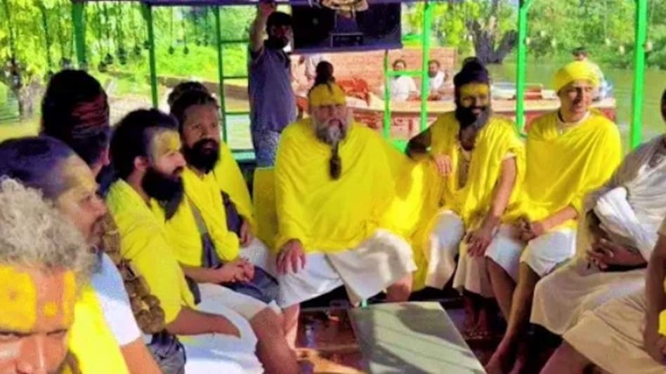 मथुरा-वृंदावन में यमुना का कहर, बाढ़ का जायजा लेने स्टीमर पर निकले प्रेमानंद महाराज