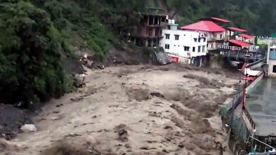 उत्तर भारत में भारी बारिश का कहर: सहस्त्रधारा में बादल फटा, दुकानें बहीं, दो लापता