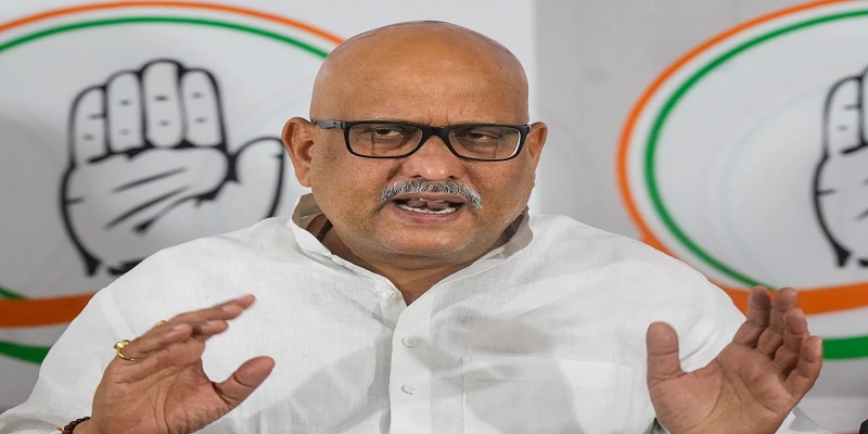 रायबरेली में राहुल गांधी का काफिला रुका, कांग्रेस नेताओं को वाराणसी में नजरबंद किया
