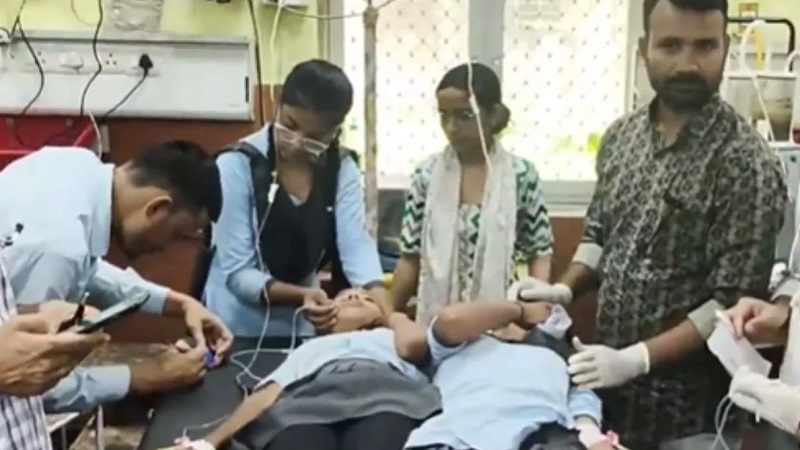 सरकारी स्कूल में फूड प्वाइजनिंग, 50 से ज्यादा छात्र अस्पताल में भर्ती