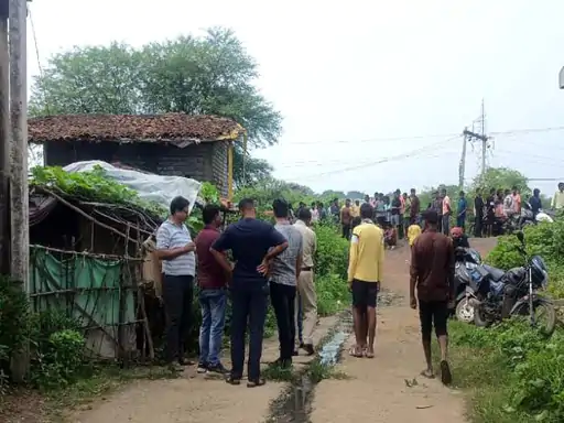 बंद कमरे से उठी रहस्यमयी बदबू, खून से सनी दीवारें और खुदी ज़मीन देख दहले लोग, तफ्तीश में जुटी पुलिस बंद कमरे से उठी रहस्यमयी बदबू, खून से सनी दीवारें और खुदी ज़मीन देख दहले लोग