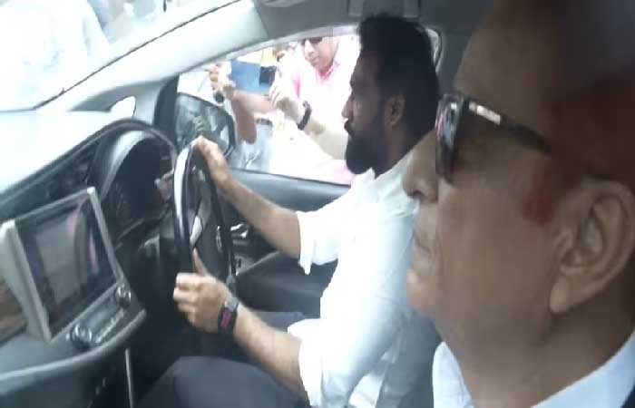 सपा नेता आजम खान 23 महीने बाद जेल से रिहा: कार्यकर्ताओं की 73 गाड़ियों का कटा चालान सपा नेता आजम खान 23 महीने बाद जेल से रिहा