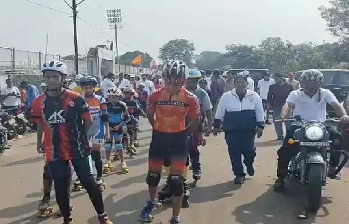 सांसद खेल महोत्सव का आगाज: बच्चों ने 2 किमी लंबी मशाल दौड़ में लिया भाग सांसद खेल महोत्सव का आगाज: बच्चों ने 2 किमी लंबी मशाल दौड़ में लिया भाग