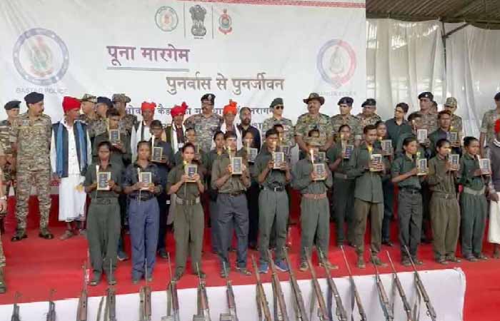 नक्सलवाद पर बड़ी चोट: 21 नक्सलियों ने किया आत्मसमर्पण नक्सलवाद पर बड़ी चोट: 21 नक्सलियों ने किया आत्मसमर्पण