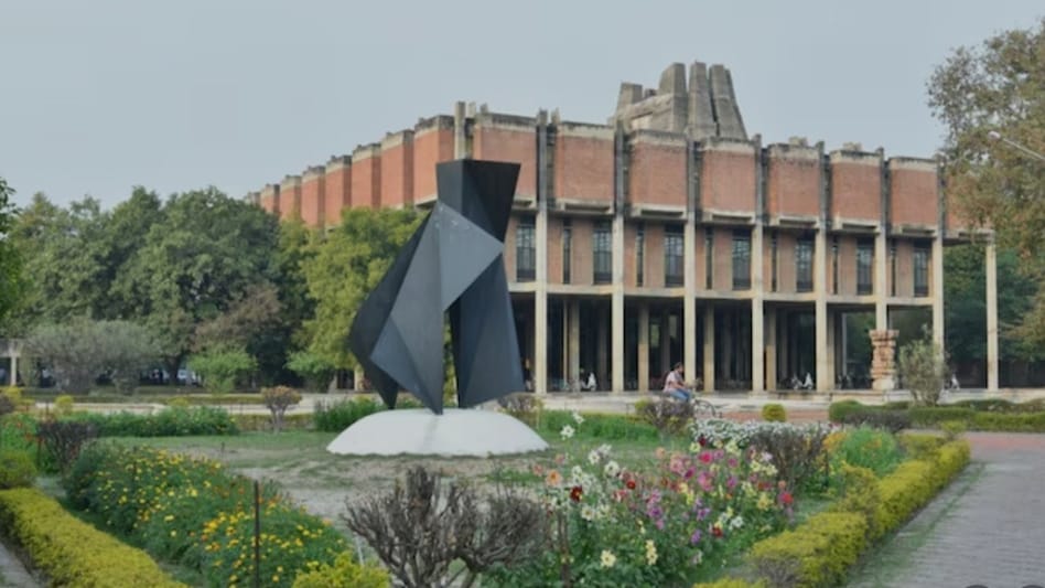 सफलता और सोशल मीडिया के दबाव में फंसे युवा, मानसिक स्वास्थ्य पर मंडरा रहा खतरा