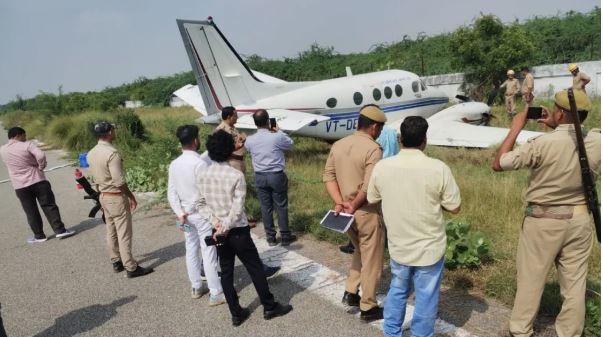 फर्रुखाबाद में हादसा: प्राइवेट जेट रनवे से फिसला, झाड़ियों में टकराया, सभी यात्री सुरक्षित