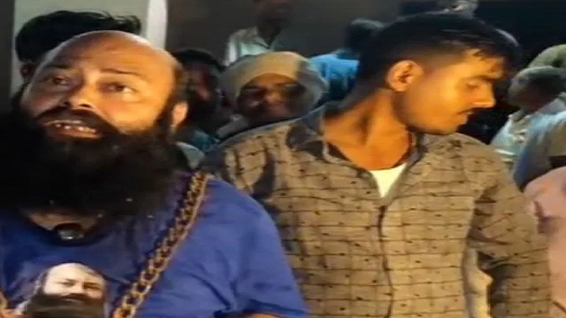 शिवहर विधानसभा में निर्दलीय प्रत्याशी का अनोखा चुनाव प्रचार, गले से पैर तक जंजीर में जकड़ा शरीर