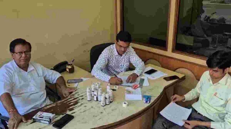 कफ सिरप से हो रही मौतों पर कार्रवाई: जबलपुर की कटारिया फार्मा पर छापा, सैंपल जब्त