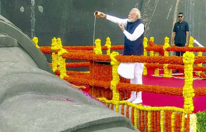 पीएम मोदी ने सरदार पटेल की 150वीं जयंती पर स्टेच्यू ऑफ यूनिटी पहुंचकर दी श्रद्धांजलि, राष्ट्रीय एकता दिवस पर निकली भव्य परेड पीएम मोदी ने सरदार पटेल की 150वीं जयंती पर स्टेच्यू ऑफ यूनिटी पहुंचकर दी श्रद्धांजलि, राष्ट्रीय एकता दिवस पर निकली भव्य परेड