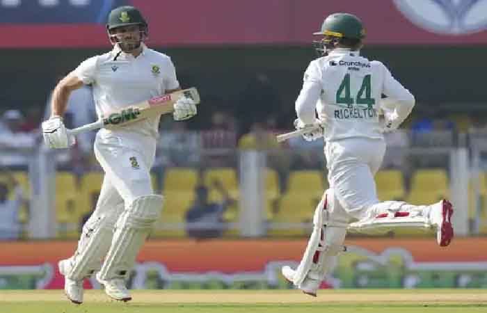 IND vs SA 2nd Test: टी-ब्रेक तक साउथ अफ्रीका 82/1, मार्करम को बोल्ड, रिकेल्टन नाबाद IND vs SA 2nd Test: टी-ब्रेक तक साउथ अफ्रीका 82/1, मार्करम को बोल्ड, रिकेल्टन नाबाद