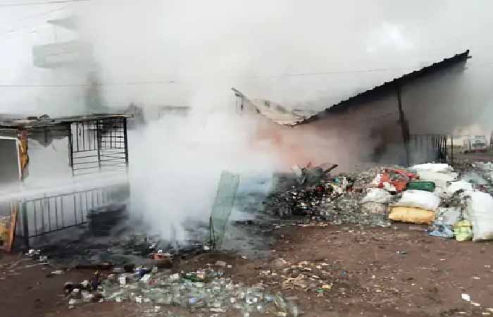 कबाड़ी दुकान में लगी भीषण आग: लाखों का माल जलकर राख, दमकल की तत्परता से टला बड़ा हादसा कबाड़ी दुकान में लगी भीषण आग: लाखों का माल जलकर राख, दमकल की तत्परता से टला बड़ा हादसा