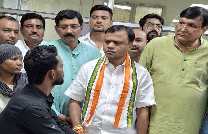 बिलासपुर रेल हादसे में घायल यात्रियों से मिलने पहुंचे PCC चीफ बैज, बोले- जिम्मेदार अधिकारियों पर हो सख्त कार्रवाई बिलासपुर रेल हादसे में घायल यात्रियों से मिलने पहुंचे PCC चीफ बैज, बोले- जिम्मेदार अधिकारियों पर हो सख्त कार्रवाई