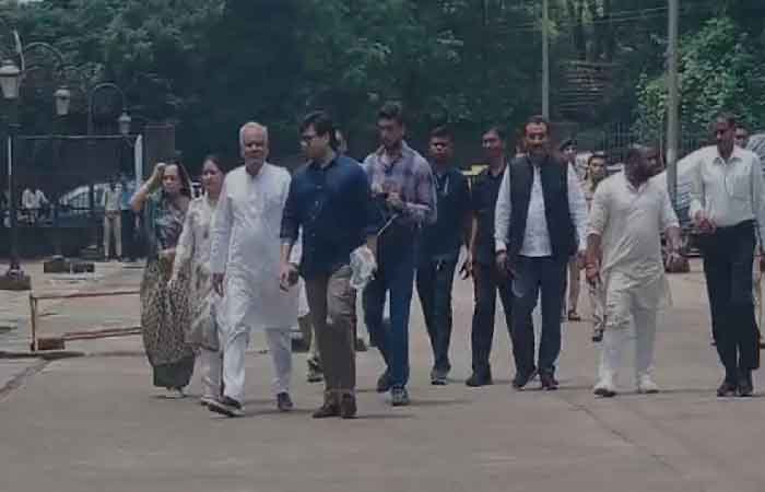 छत्तीसगढ़ शराब घोटाला: बेटे चैतन्य से मिलने जेल पहुंचे पूर्व CM भूपेश बघेल, परिसर के बाहर बढ़ी हलचल छत्तीसगढ़ शराब घोटाला: बेटे चैतन्य से मिलने जेल पहुंचे पूर्व CM भूपेश बघेल, परिसर के बाहर बढ़ी हलचल