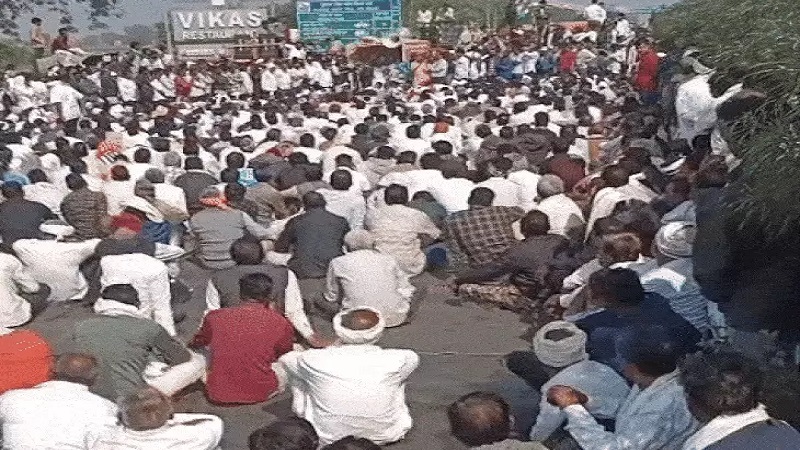 खलघाट टोल प्लाजा पर किसान प्रदर्शन,17 नामजद सहित 700 अज्ञात पर केस दर्ज