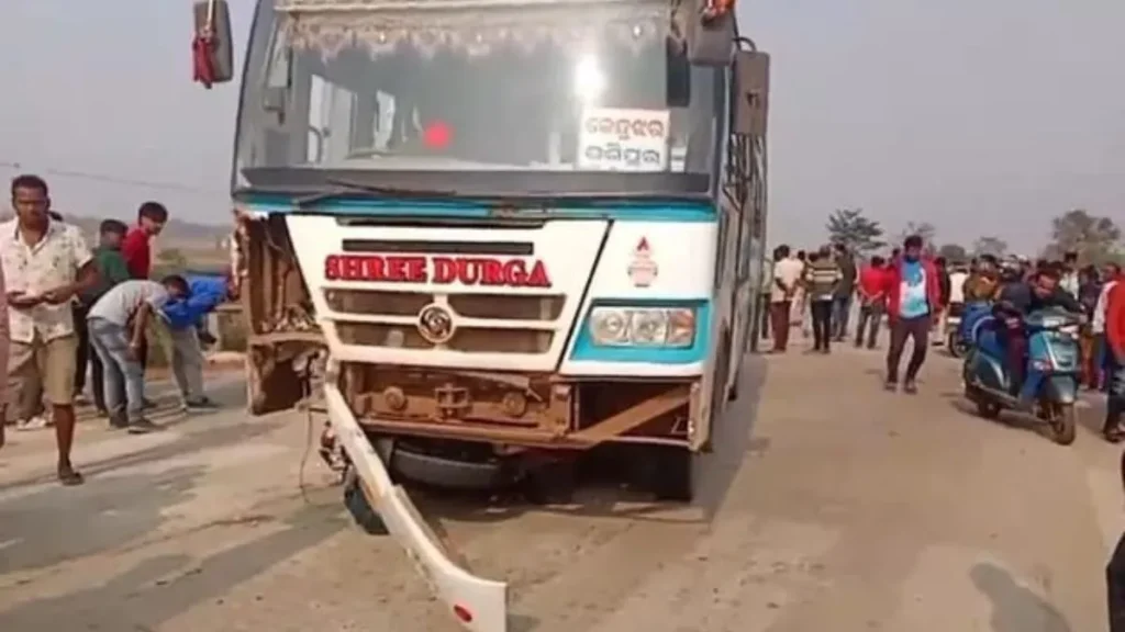 भुवनेश्वर में दर्दनाक सड़क हादसा, बस और बाइक की टक्कर में तीन युवकों की मौत