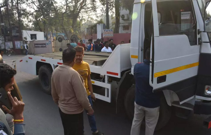 पुलिस टो वैन की टक्कर से स्कूली छात्र की मौत, बहन गंभीर