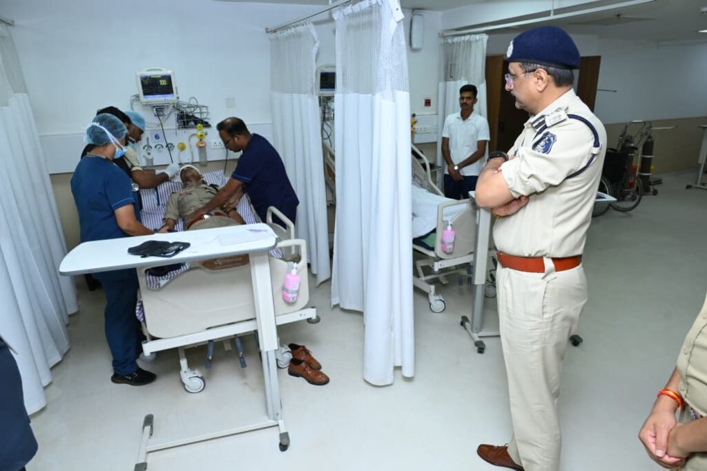 रैली के दौरान हिंसा, 16 जवान घायल; पुलिस कमिश्नर ने अस्पताल पहुंचकर जाना हाल