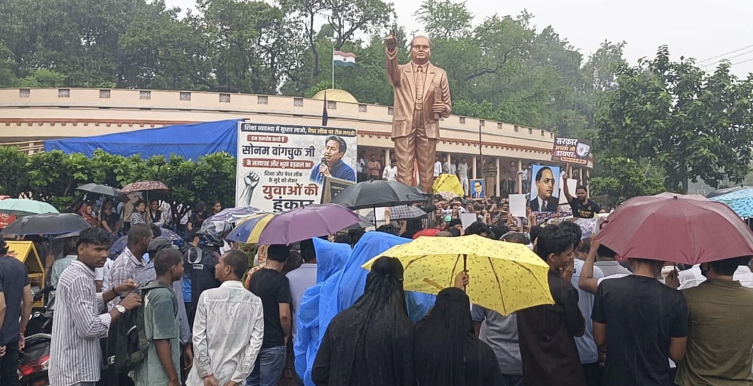 सोनम वांगचुक के समर्थन में रायपुर की सड़कों पर उतरे युवा, नीट पेपर लीक पर जताया आक्रोश