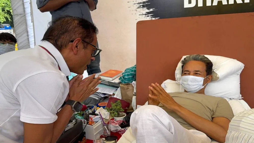 NEET आंदोलन में शामिल हुए अमित जोगी, भूख हड़ताल पर बैठे सोनम वांगचुक से की मुलाकात