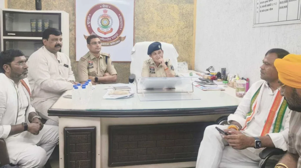 राजीव भवन विवाद: FIR के विरोध में खम्हारडीह थाने के बाहर कांग्रेस का धरना, भाजपा नेताओं पर भी केस की मांग