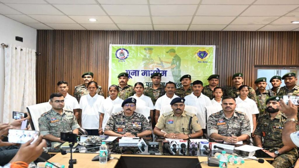 बीजापुर पुलिस की बड़ी सफलता, झारखंड के 8 इनामी नक्सलियों ने किया सरेंडर