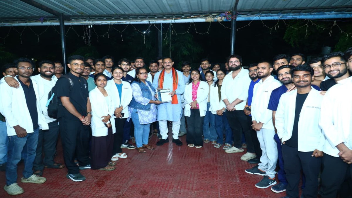 इंटर्न डॉक्टरों की हड़ताल 30 अगस्त तक स्थगित, स्टाइपेंड ₹15,900 से बढ़कर ₹25 हजार होने का मिला आश्वासन