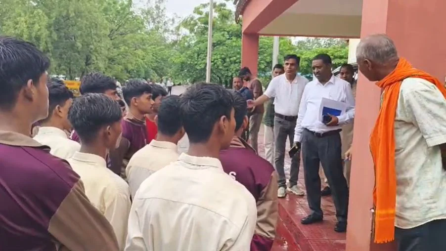 9वीं के छात्र की संदिग्ध मौत के मामले में एकलव्य विद्यालय के प्राचार्य सस्पेंड