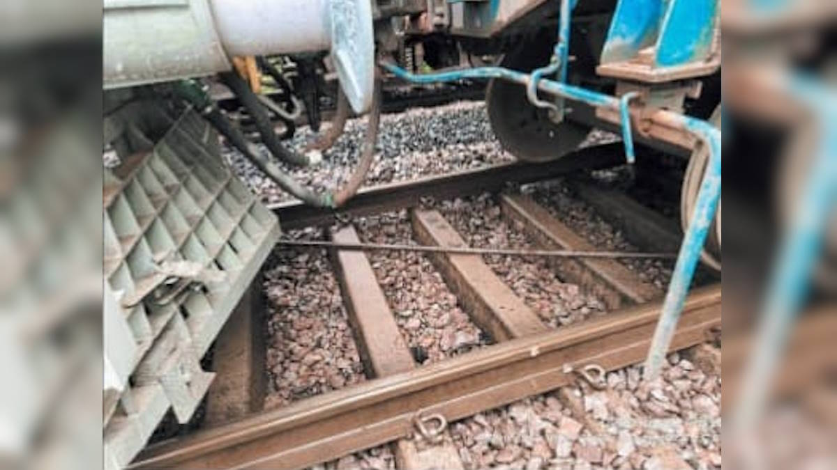 रेलवे ट्रैक पर रखा लोहे का पाइप, रेल आवागमन बाधित; अज्ञात आरोपी के खिलाफ मामला दर्ज